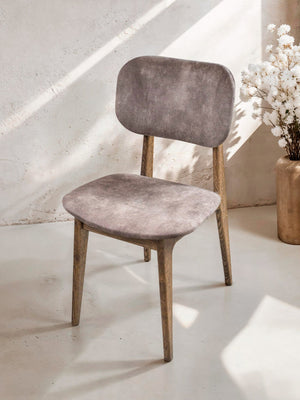 Chaise de salle à manger rembourrée en tissu marron et chêne massif fumé Mevis