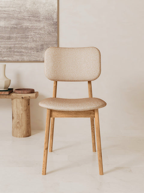 Chaise de salle à manger rembourrée en tissu beige et bois de chêne massif brun Mevis