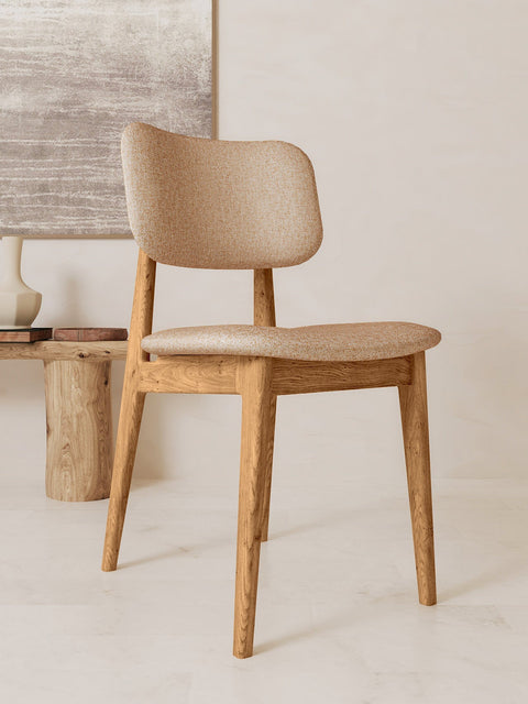 Chaise de salle à manger rembourrée en tissu beige et bois de chêne massif brun Mevis