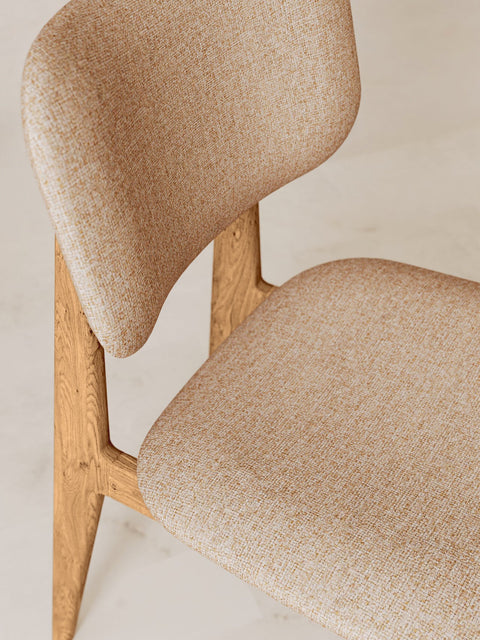 Chaise de salle à manger rembourrée en tissu beige et bois de chêne massif brun Mevis