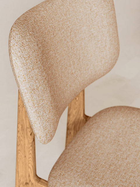 Chaise de salle à manger rembourrée en tissu beige et bois de chêne massif brun Mevis
