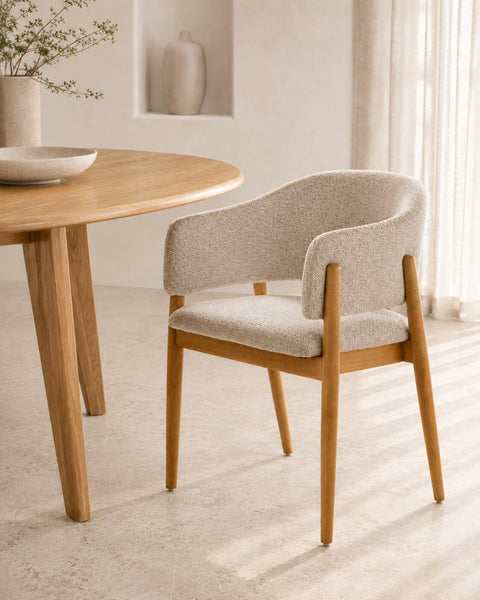 Chaise de salle à manger rembourrée avec accoudoirs, en velours beige et chêne massif naturel Sonata 