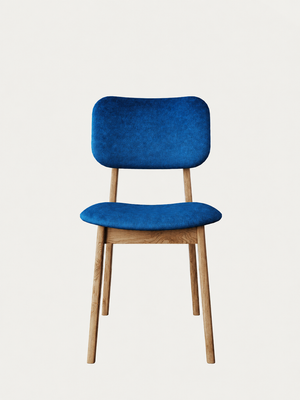 Chaise de salle à manger rembourrée en velours bleu sur bois de chêne massif fumé Mevis