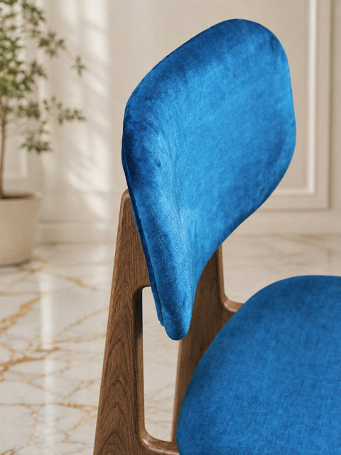 Chaise de salle à manger rembourrée en velours bleu sur bois de chêne massif fumé Mevis