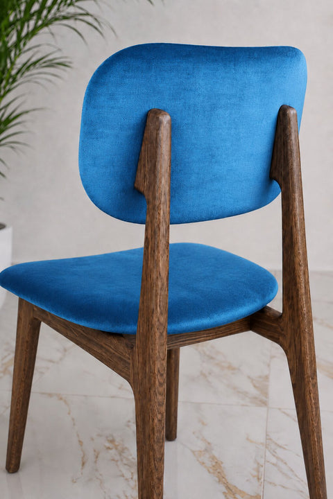 Chaise de salle à manger rembourrée en velours bleu sur bois de chêne massif fumé Mevis
