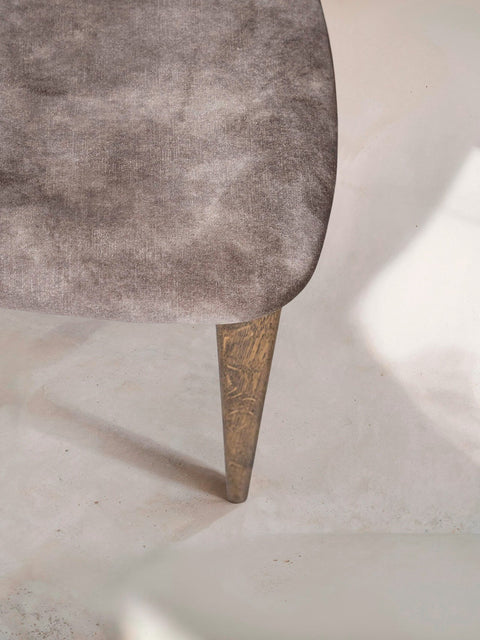 Chaise de salle à manger rembourrée en tissu marron et chêne massif fumé Mevis