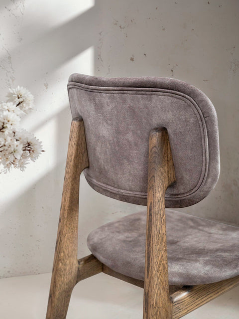 Chaise de salle à manger rembourrée en tissu marron et chêne massif fumé Mevis