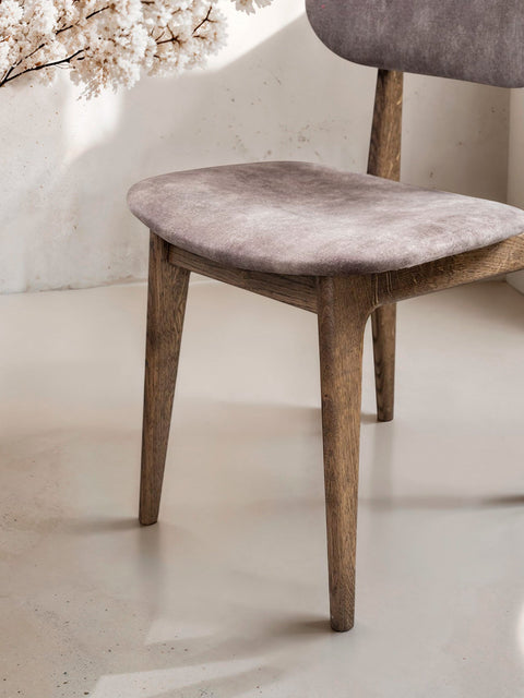 Chaise de salle à manger rembourrée en tissu marron et chêne massif fumé Mevis