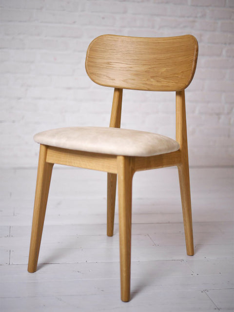 Chaise de salle à manger avec assise rembourrée en tissu beige et chêne massif naturel Paolo