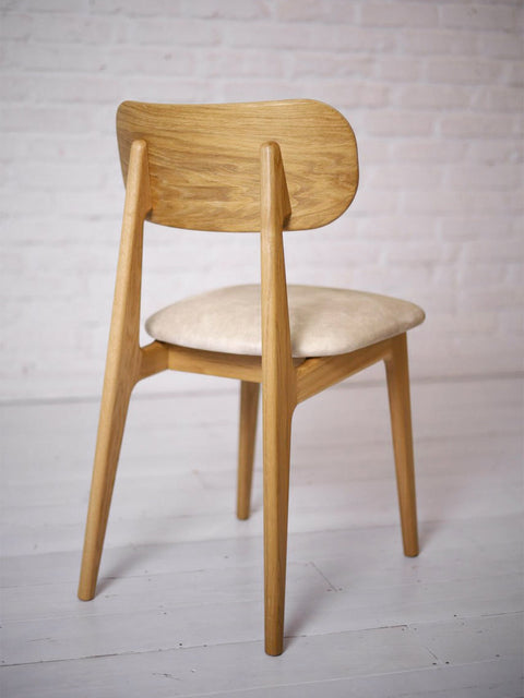 Chaise de salle à manger avec assise rembourrée en tissu beige et chêne massif naturel Paolo