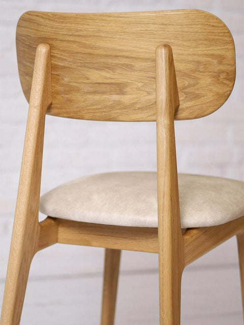 Chaise de salle à manger avec assise rembourrée en tissu beige et chêne massif naturel Paolo