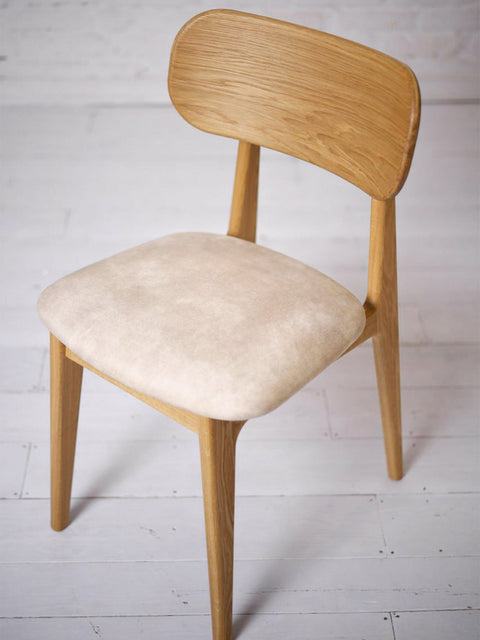 Chaise de salle à manger avec assise rembourrée en tissu beige et chêne massif naturel Paolo