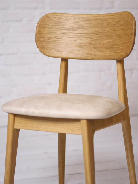 Chaise de salle à manger avec assise rembourrée en tissu beige et chêne massif naturel Paolo
