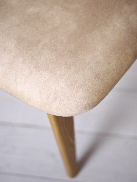 Chaise de salle à manger avec assise rembourrée en tissu beige et chêne massif naturel Paolo