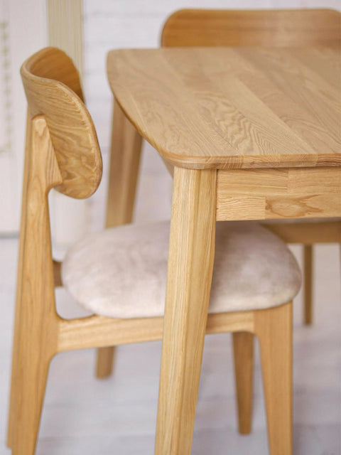 Chaise de salle à manger avec assise rembourrée en tissu beige et chêne massif naturel Paolo